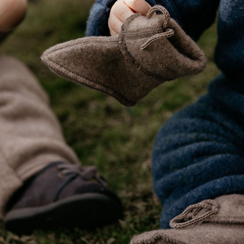 Patuco bebé con cinta ajustable - Walnut