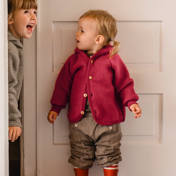Abrigo con capucha y botones de madera - Rojo